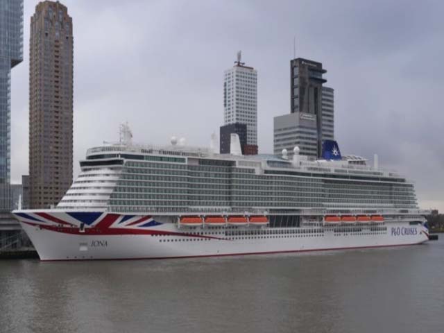 Cruiseschip ms Iona van P&O aan de Cruise Terminal Rotterdam